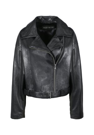 Schwarze Leder-Bikerjacke mit Reverskragen, Frontreißverschluss und Gürtelsaum. Sie hat eine glatte Textur und einen leicht glänzenden Finish.