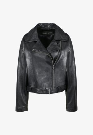 Czarna skórzana bomberka z wyciętym klapem, przednim zamkiem błyskawicznym i paskiem w talii. Wyróżnia się gładką fakturą i lekko błyszczącym wykończeniem.