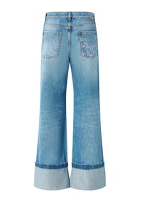 Svijetloplave traperice širokih nogavica s podvrnutim rubovima i dva stražnja džepa vidljiva na bijeloj pozadini.