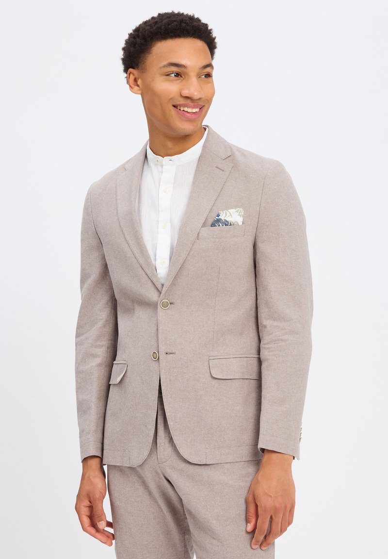 Lichtbruine blazer van gestructureerde stof met twee voorzakken, een borstzak met een bloemen pochet, en twee knopen.