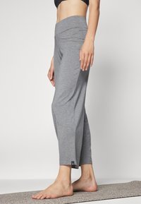Yogasearcher RAVANA FLOWY PANTS - Tepláky - grey