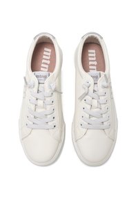 Zapatillas de cuero blancas con acabado texturizado, cordones planos, acento plateado en el talón y una plantilla en rosa claro con el logo.