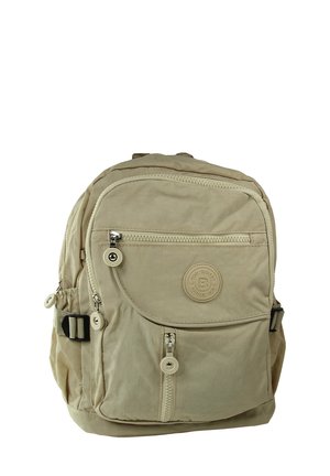 Beige Stoff-Rucksack mit mehreren Reißverschlussfächern, strukturierter Oberfläche, verstellbaren Riemen und einem runden Logo-Patch auf der Vorderseite.