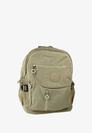 Sac à dos en tissu beige avec plusieurs compartiments zippés, finition texturée, bretelles ajustables et un écusson rond sur le devant.
