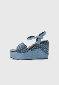 Denim plattformsandaler med stängd tå, rem runt vristen och blå mönstrade detaljer; med en texturerad kilklack och svart yttersula.