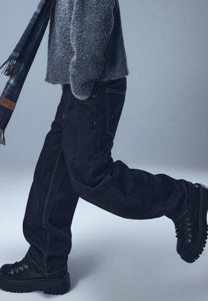 Bershka DETAILS - Športni copati - black