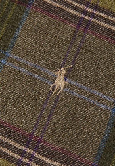 Tessuto a quadri in lana con linee di colore verde scuro, blu e viola. Logo di un cavallo ricamato di colore crema ben visibile. Superficie texturizzata.