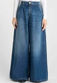 LARGE LOUVY - Vaqueros holgados - bleu