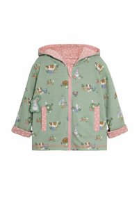 Chaqueta con capucha verde que presenta patrones de animales y flores, acentos en rosa y un forro de lunares. Cuenta con bolsillos y un cierre frontal.