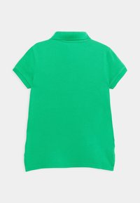 Zielona koszulka polo z krótkim rękawem, wykonana z miękkiej bawełny, z klasycznym kołnierzykiem, prostymi liniami i gładką fakturą. Widok od tyłu.