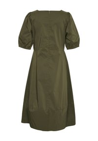 Olive zaļas krāsas kleita, līdz ceļgaliem, ar pūstām īsām piedurknēm, kvadrātveida dekoltē, ar aizmugurējo rāvējslēdzēju un gludu, strukturētu audumu.