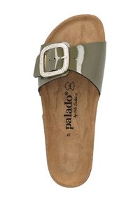 Infradito in vernice verde oliva con una larga fascia dotata di una fibbia tempestata di strass e una morbida soletta in suede beige.
