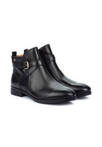 Botas de cuero negras hasta el tobillo con una forma elegante, punta redonda y un acento decorativo de hebilla. Textura suave y tacón bajo en bloque.