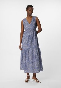 Abito maxi senza maniche con scollatura a V e motivo floreale in tonalità di blu e verde, con vita arricciata e gonna a strati.
