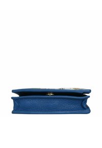 Blaues Lederportemonnaie mit strukturiertem Finish, ausgestattet mit einem goldenen Druckknopfverschluss und einer flachen, rechteckigen Form. Das Innere zeigt ein buntes Muster.