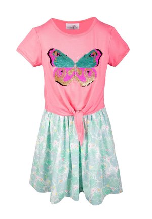 Top rosa de manga corta con lentejuelas de mariposa en turquesa y rosa, atado a la cintura, combinado con una falda de patrón de hojas en verde claro.