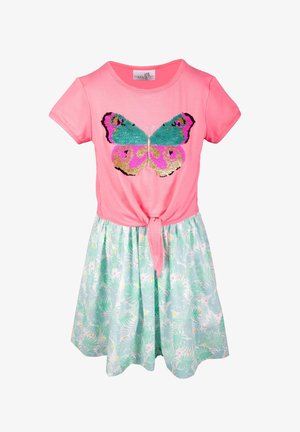 Różowy top z krótkim rękawem ozdobiony turkusowymi i różowymi cekinami w kształcie motyli, wiązany w talii, zestawiony z jasnoróżową spódnicą w liściasty wzór.