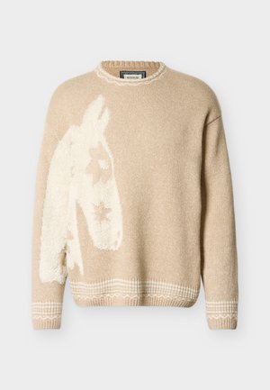 Suéter beige de punto con diseño de cabeza de caballo blanca en el lado izquierdo, cuello, puños y dobladillo acanalados con detalles sutiles de patrón blanco.