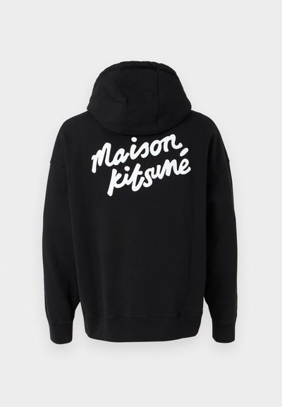 Melna kapuce sweatshirt ar baltu skripta logo "Maison kitsuné" uz muguras, ar ribotām aprocēm un apakšmalu. Mīksta tekstūra, brīvs piegriezums.