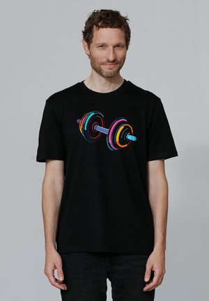 Zwarte t-shirt met een kleurrijke halterdruk in het midden. Korte mouwen, ronde halslijn, gemaakt van katoen.