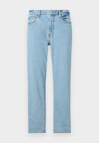 Vaqueros rectos de color azul claro fabricados en denim. Cuentan con cinco bolsillos, un cierre de botón y costuras mínimas para un acabado limpio.