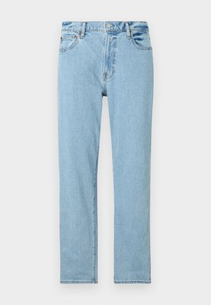 Jean droit bleu clair en denim. Comprend cinq poches, une fermeture à bouton et des coutures minimales pour un look épuré.