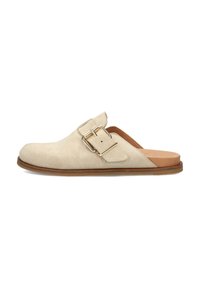 Scarpa slip-on in suede beige chiaro con punta arrotondata, una cintura con fibbia sul lato e una soletta e suola in pelle marrone.