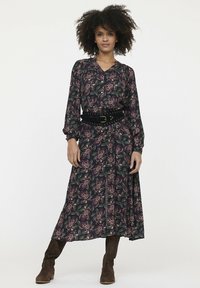 Blumenmusterkleid in dunklem Lila mit langen Ärmeln, Knopfverschluss vorne und einem taillierten Gürtel. Der Stoff hat eine weiche Textur und einen fließenden Schnitt.