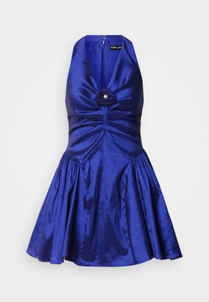 Kék selyemhalter ruha, testhez simuló felső résszel, rakott szoknyával, rózsa díszítéssel a nyaknál és hátsó cipzáras záródással.