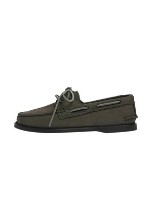Scarpa da barca in pelle grigio scuro con dettaglio in pizzo, cucitura a mocassino e suola nera, mostrata dal lato esterno.