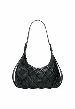 Sac à main en cuir noir avec un motif tissé, une forme incurvée et un accent floral. Dispose d'une sangle réglable unique et d'une fermeture éclair.