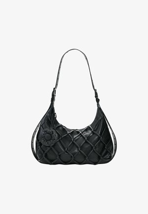 Sac à main en cuir noir avec un motif tissé, une forme incurvée et un accent floral. Dispose d'une sangle réglable unique et d'une fermeture éclair.