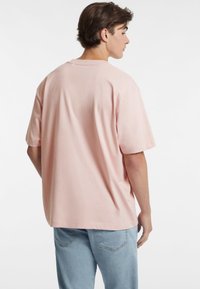 Guess Jeans LOGO - Marškinėliai su spaudiniu - rose