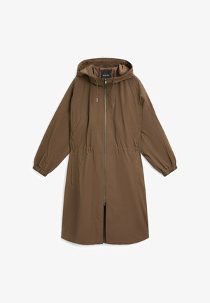 Brun lang hættejakke med frontlynlås, snøre i taljen, elastiske manchetter og sidelommer, lagt fladt på en hvid baggrund.