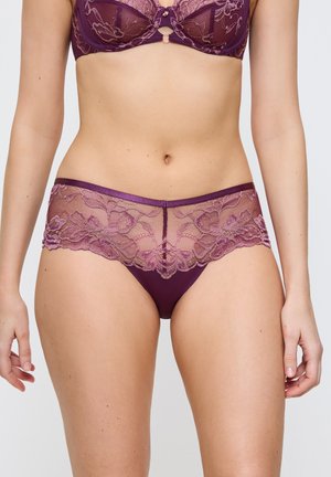 Bordeaux kanten slipje met bloemenborduursel. Heeft doorzichtige kantpanelen en een stevige stof aan de achterkant. Accenten met een kleine decoratieve sluiting.