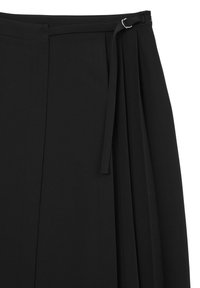 Jupe plissée noire au toucher lisse, dotée d'une fermeture latérale, d'un lien en tissu et d'une silhouette épurée et structurée.