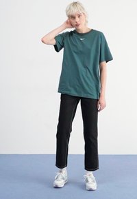 Nike Sportswear TEE - Jednoduché tričko - vintage green/white