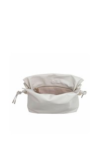 Borsa in pelle bianca con una texture morbida, design plissettato e chiusura a coulisse. Presenta una tasca interna con zip e un bottone a pressione.