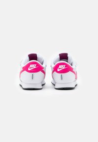 Nike Sportswear NIKE MD VALIANT (TDV) - Sapatilhas - pure platinum/dark smoke grey/sangria/pink prime