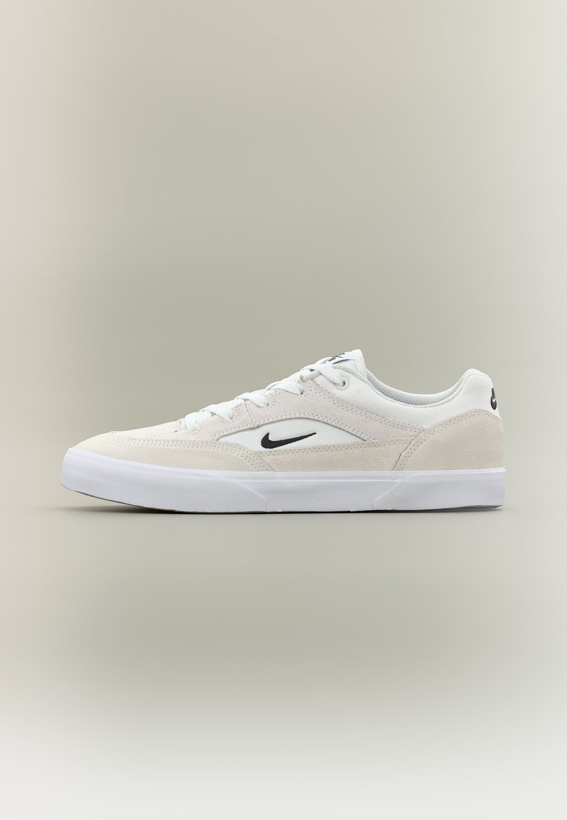 Weißer Low-Top-Sneaker mit schwarzem Nike-Logo, Schnürdesign, aus Wildleder und Mesh-Einsätzen sowie weißer Gummisohle vor neutralem Hintergrund.