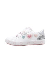 Zapatilla blanca con apliques de corazones coloridos, tacón plateado brillante, acentos en rosa y una suela de goma texturizada con patrón de corazones. Cierre con tiras de velcro.