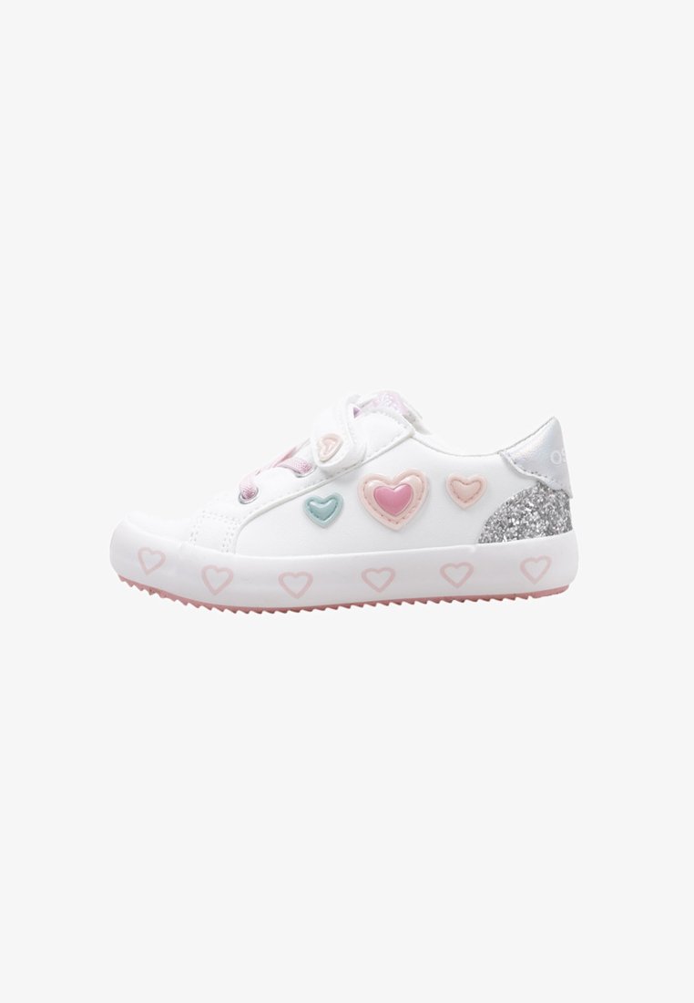 Zapatilla blanca con apliques de corazones coloridos, tacón plateado brillante, acentos en rosa y una suela de goma texturizada con patrón de corazones. Cierre con tiras de velcro.