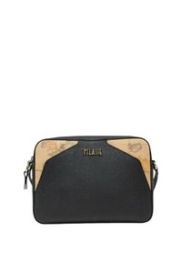 Borsa in pelle nera con texture e pannello con motivo mappa. Presenta una chiusura con zip e un logo in tonalità oro sul davanti. Forma rettangolare.