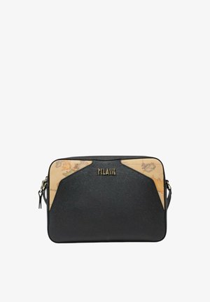 Borsa in pelle nera con texture e pannello con motivo mappa. Presenta una chiusura con zip e un logo in tonalità oro sul davanti. Forma rettangolare.