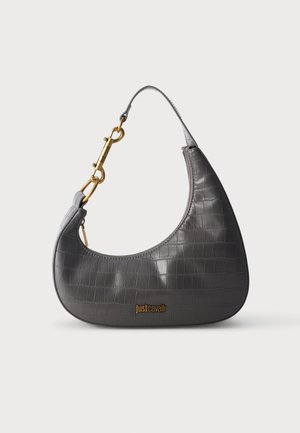 Bolso bandolera Just Cavalli de color gris oscuro, con textura de piel de cocodrilo, forma curvada, correa fina y cierre y logotipo en tono dorado.