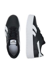 Juodi sportbačiai su baltais akcentais, pagaminti iš sintetinio audinio. Jie turi tekstūruotą paviršių, apvalų pirštą, raištelių uždarymą ir storą baltą padą.