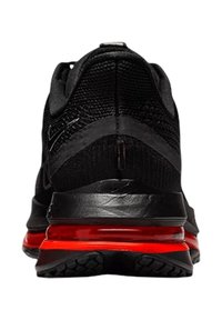Zwarte sport schoenen met een gestructureerde mesh bovenkant, met zwarte accenten en een rode tussenzool. De zool heeft een gemusterde grip voor traction.