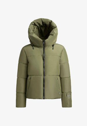 Olivengrønn puffjakke med stor, sammenleggbar hette, frontglidelås, to sidelommer og et merke på venstre erme.