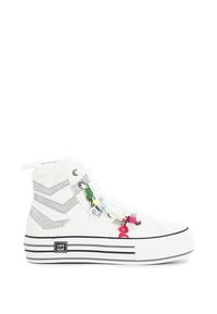 Hochformatige weiße Sneaker mit silbernen Chevron-Akzenten, bunten Schnürsenkel-Anhängern und gestreifter schwarz-weißer Sohle. Aus Canvas-Material gefertigt.