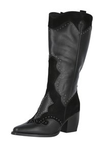 Bota vaquera negra hasta la rodilla que combina cuero liso y ante, con puntera puntiaguda, costuras decorativas y detalles de tachuelas plateadas.